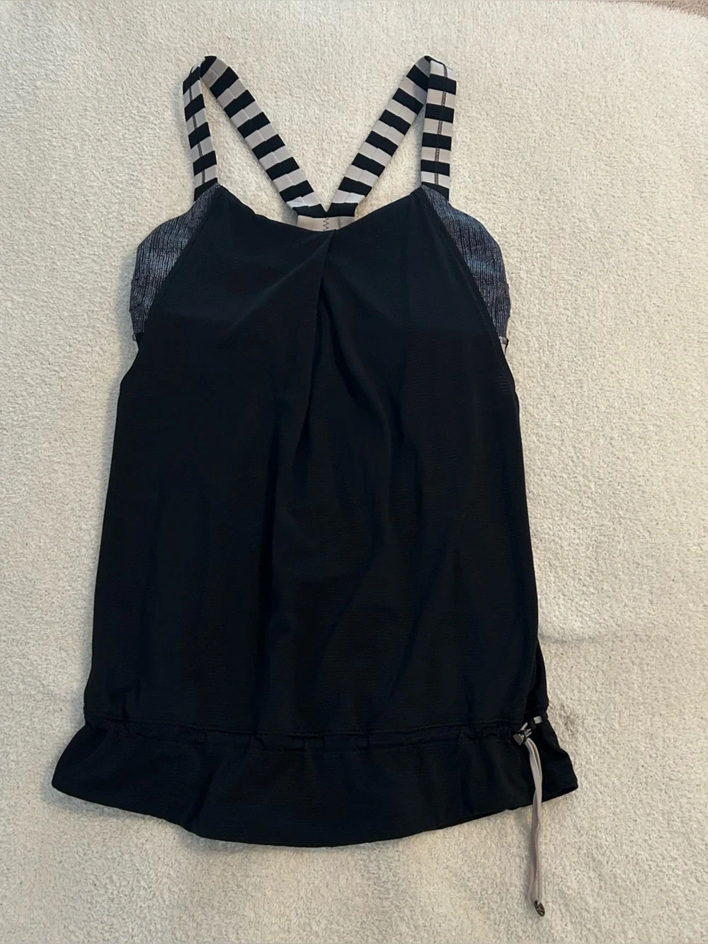 Women’s Lululemon rest less tank top black and white with built is bra size 4